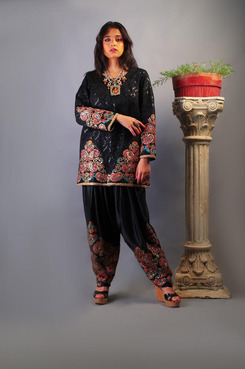 EMBROIDERED BLACK PANTS