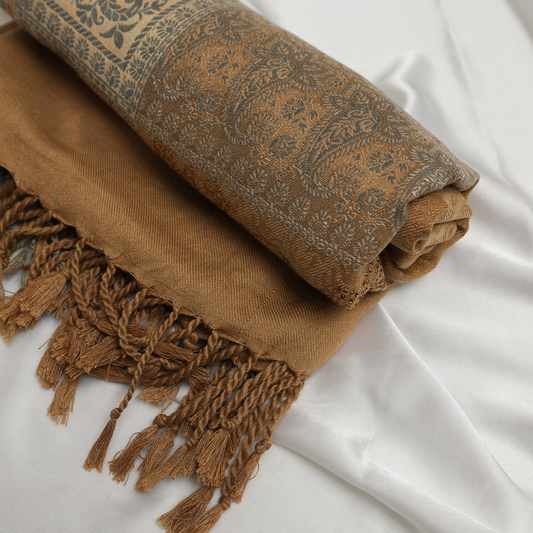 Woman wearing a Khaki and gray patterned Shawl