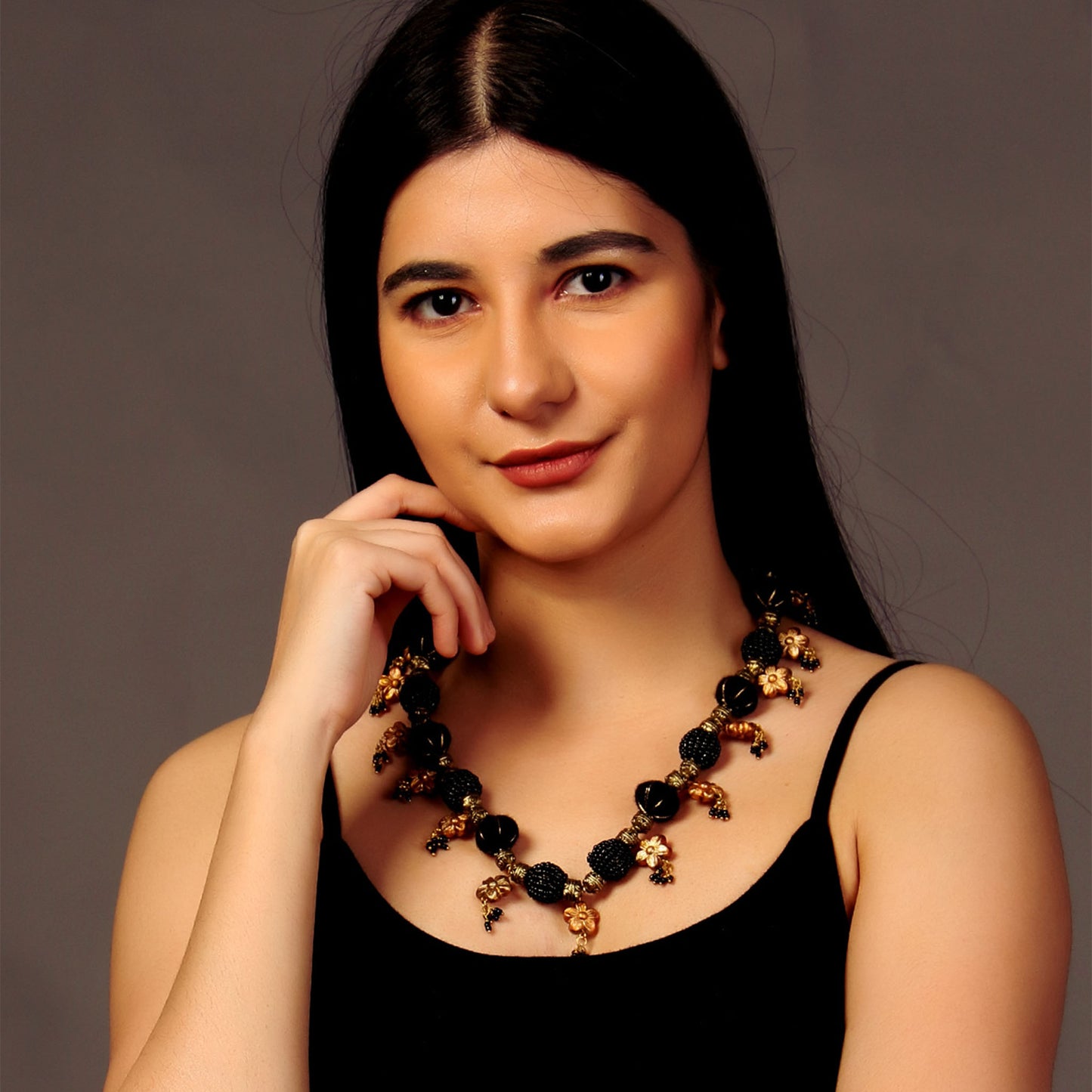 Nazy Thread Necklace