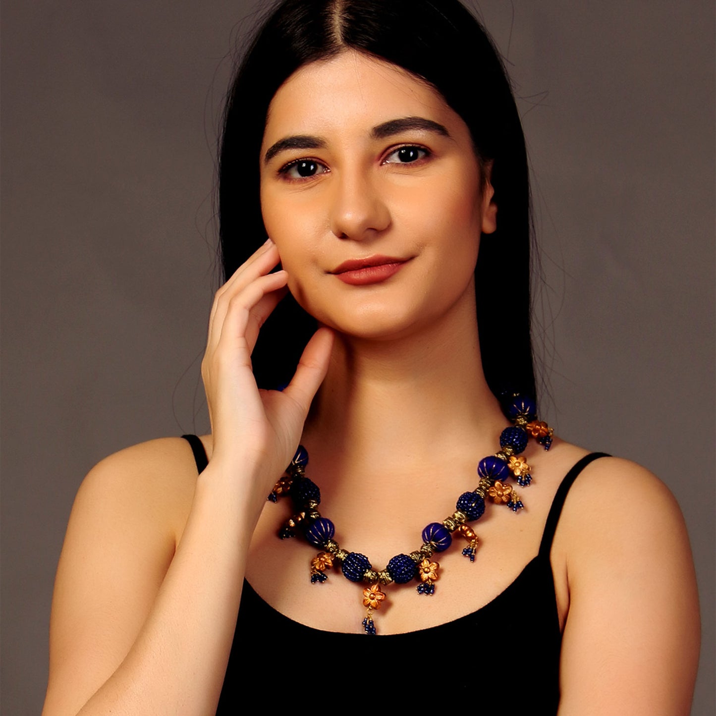 Nazy Thread Necklace